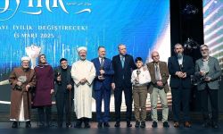 أردوغان يكرم الطيار السوري رغيد الططري وخطيب المسجد الأقصى